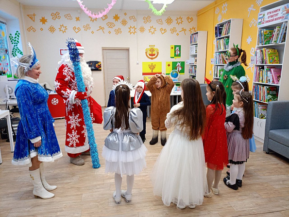 Новогодний маскарад «Мы у ёлки собрались».